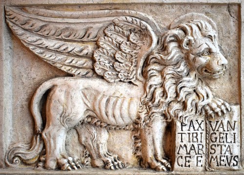Le Lion de Saint-Marc, sculpture en marbre blanc d'Istrie début 19e siècle - Sculpture Style Empire